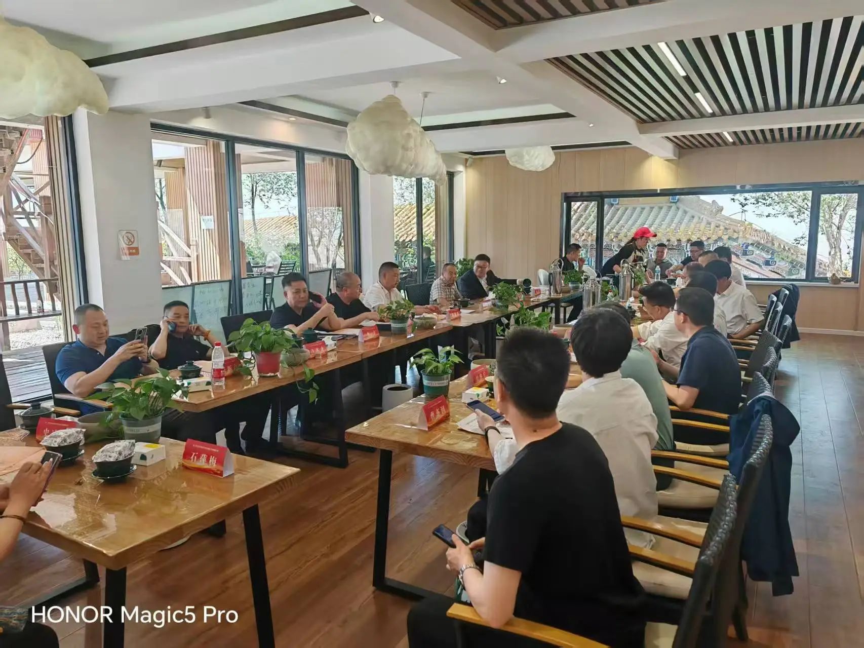 趙剛出席第二屆市外嘉興商會(huì)會(huì)長(zhǎng)聯(lián)席會(huì)議、會(huì)議發(fā)出"攜手共繪發(fā)展新藍(lán)圖倡議書(shū)"